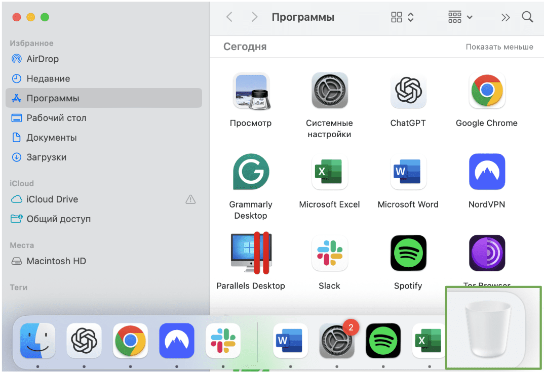 Значок Tor Browser перетянут из каталога Приложения в Корзину на macOS для удаления.
